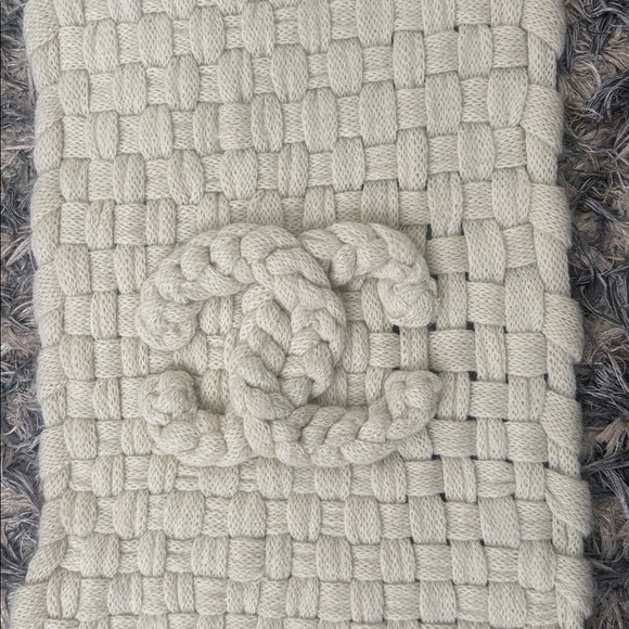 CHANEL Cream Textured Scarf - Picture 10 of 11